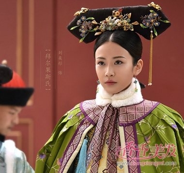 《如懿传》后妃步摇旗头发型摇曳生辉 婀娜多