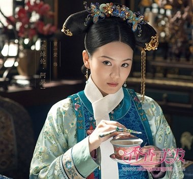 《如懿传》后妃步摇旗头发型摇曳生辉 婀娜多
