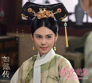 《如懿传》后妃步摇旗头发型摇曳生辉 婀娜多
