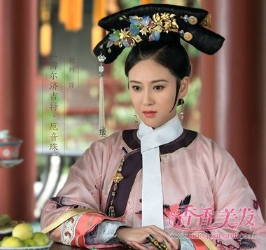《如懿传》后妃步摇旗头发型摇曳生辉 婀娜多
