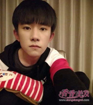 大小jackson萌翻全场 易烊千玺青少年短发发型青春飞扬图片