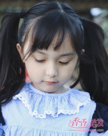 妈妈春天的时候将小女孩的长发扎成高高的双马尾辫