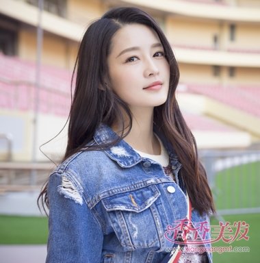 李沁春日街拍温馨浪漫 李沁偏梳长发发型演绎