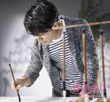 国民初恋黄轩登封面让人一见倾心 黄轩黑色短