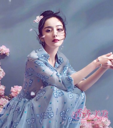 杨幂上《时尚芭莎》5月封面 杨幂三生三四桃花