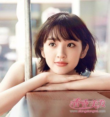 唐艺昕短卷发配风衣明丽动人 唐艺昕小脸短发发型青春靓丽_香香美发手机版