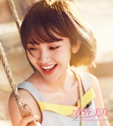 唐艺昕短卷发配风衣明丽动人 唐艺昕小脸短发