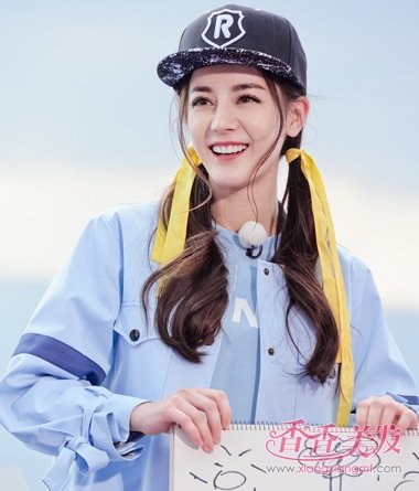 《跑男》迪丽热巴双马尾辫太少女了 迪丽热巴