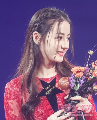 《跑男》迪丽热巴双马尾辫太少女了 迪丽热巴美腻少女