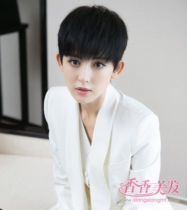 娜扎张翰海边庆生太甜蜜 古力娜扎最新短发发