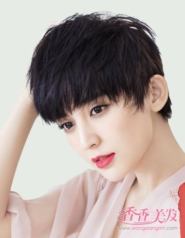 娜扎张翰海边庆生太甜蜜 古力娜扎最新短发发