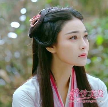 《思美人》张馨予古装发型换不停 你最喜欢哪款呢(2)