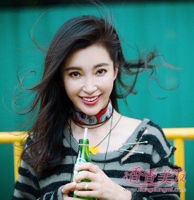 首页 女生发型 卷发 不做高冷女王的李冰冰黑色微卷发少女感炸裂   前