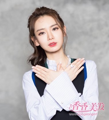 火的不止耳环还有发型 戚薇御姐发型太霸气