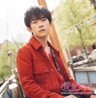 易烊千玺丹麦街拍大片首曝光 黑色刘海短发造