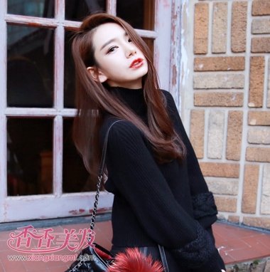 戚薇机场大秀美腿 回归长直发的戚薇更