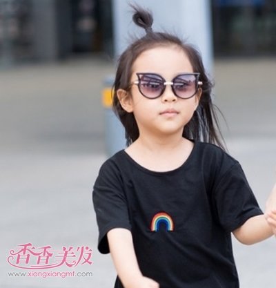 甜馨苹果头全黑造型超有范儿 甜馨可爱女孩扎发发型