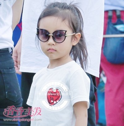 小孩可爱墨镜头像_皮皮网 发型,你的宝贝女儿梳也很好看哟。 甜馨可爱露额半扎苹果头发型 头发长长的甜馨真的越来越淑女了呢,近日和妈妈一起现身机场的她,梳着可爱俏皮苹果头发型,戴着衣服个性墨镜,一身黑着装,酷帅潮流的造型让甜馨看起来备有范儿。 甜馨灵动高