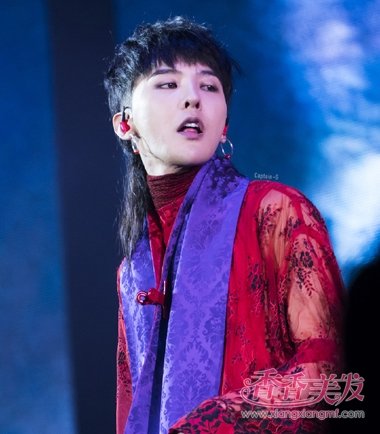 首页 男生发型 男明星发型 权志龙同名演唱会血样浪漫 男版"水母头"成