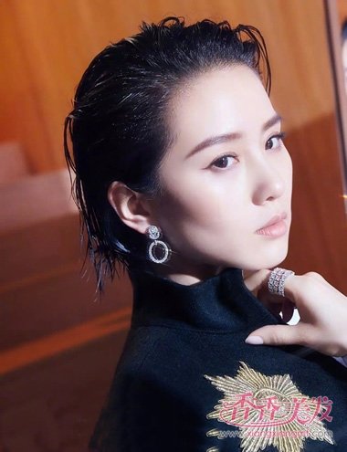 刘诗诗男人装登杂志封面 后梳湿发英气逼人上