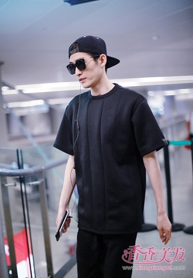 帅男张翰短发反戴鸭舌帽 演绎冷酷偶像剧发型