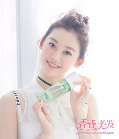 《芳华》女主苗苗现代装更美 一款丸子头成就