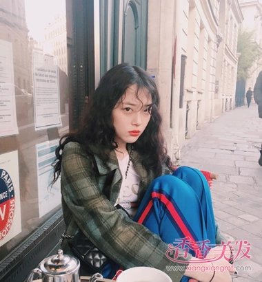 首页 流行发型 韩式发型 从小卷毛到长直发 森女范儿崔雪莉吸粉只靠它