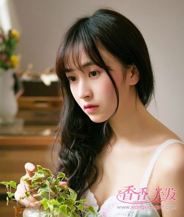 女生齐刘海的后梳中 长发发型,要将刘海后边的头发挑起来,用两个蝴蝶