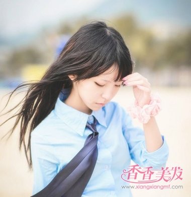 扎中长发发型顺着眼角梳的向后一些,女生中长发发型要从鬓角后梳