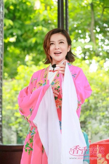 重现十三姨画风短发戴吊坠耳环 粤式美发关之