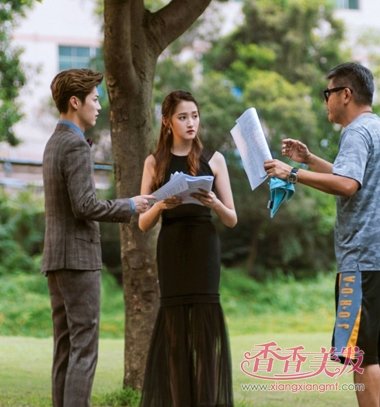 关晓彤甜蜜暴击似太妹 霸道女生随意发型也美