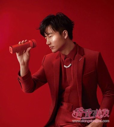 黄轩一展成熟男士魅力 穿西服复古风也能搞定