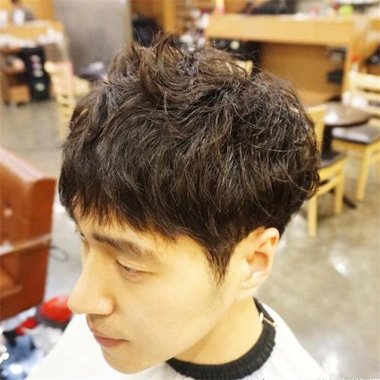 皮肤黄男生适合的色彩 日韩系列男生帅气短发