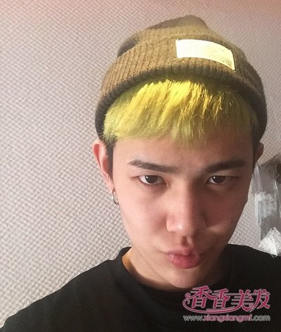 男生鹅黄色露眉西瓜头短发发型