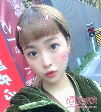 女生二次元刘海低马尾辫发型