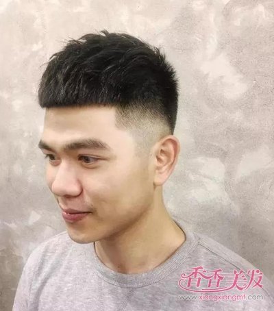 首页 男生发型 男生短发 男士简约不失经典发型 男士露额超短发发型
