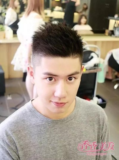 男士简约不失经典发型 男士露额超短发发型图片(3)