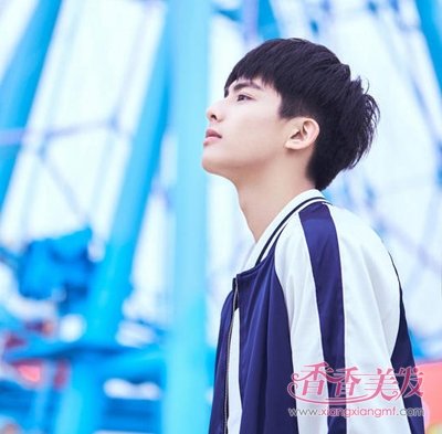 首页 流行发型 学生发型 高中男生也能梳剃两边短发哟!