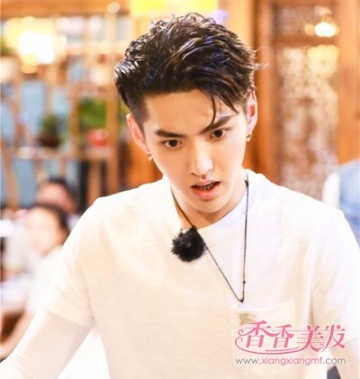 瓜子脸男生夏季潮流