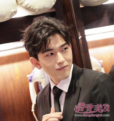 不能被忽略的男生二八分发型 2018男生帅气分头发型打理技巧(4)