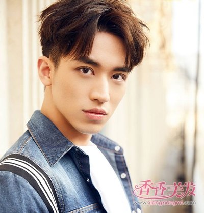 男生斜刘海蓬松剃两边短发发型
