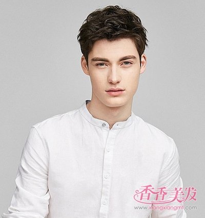 职场男士露额短发 烫发发型