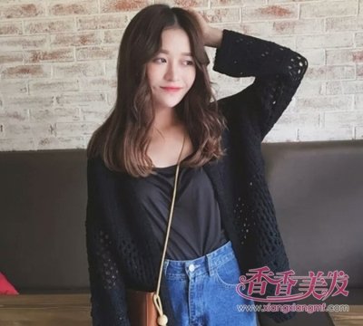 齐刘海设计的长发采用的是大卷的螺旋烫发,发丝在发尾还做了碎发的