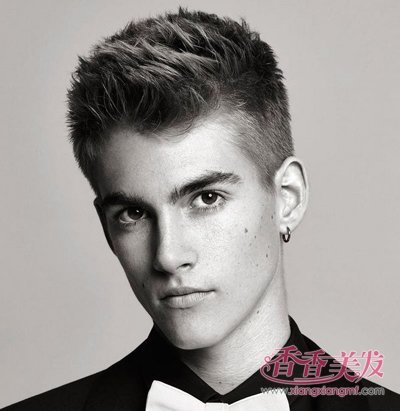 帅气小脸男生头发如果比较多的话,这款欧美男生剃两边短发发型很值得