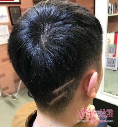 2018夏天男士发型参考 男生简单又帅气的雕刻线条短发