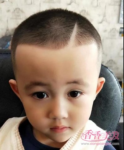 小男孩的发型太少了 男儿童创意雕刻发型太酷了  偏分梳理的短发有着