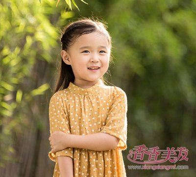 首页 流行发型 儿童发型 长发小女孩夏季头发这样扎新颖美萌 轻松变身