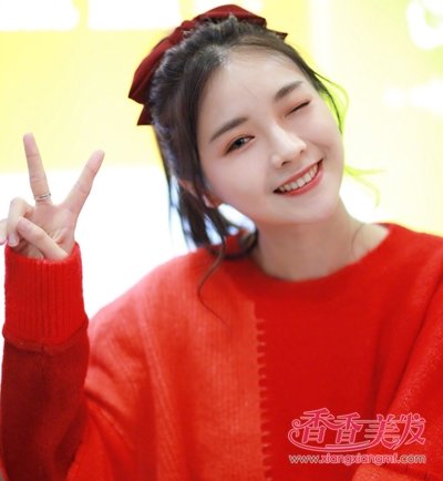 娃娃脸女生龙须刘海马尾辫发型
