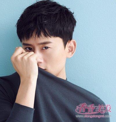 夏季男生梳刘海不要没过眉毛 男生全新眉上刘海发型look(3)