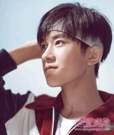 男生碎发刘海短发戴发带